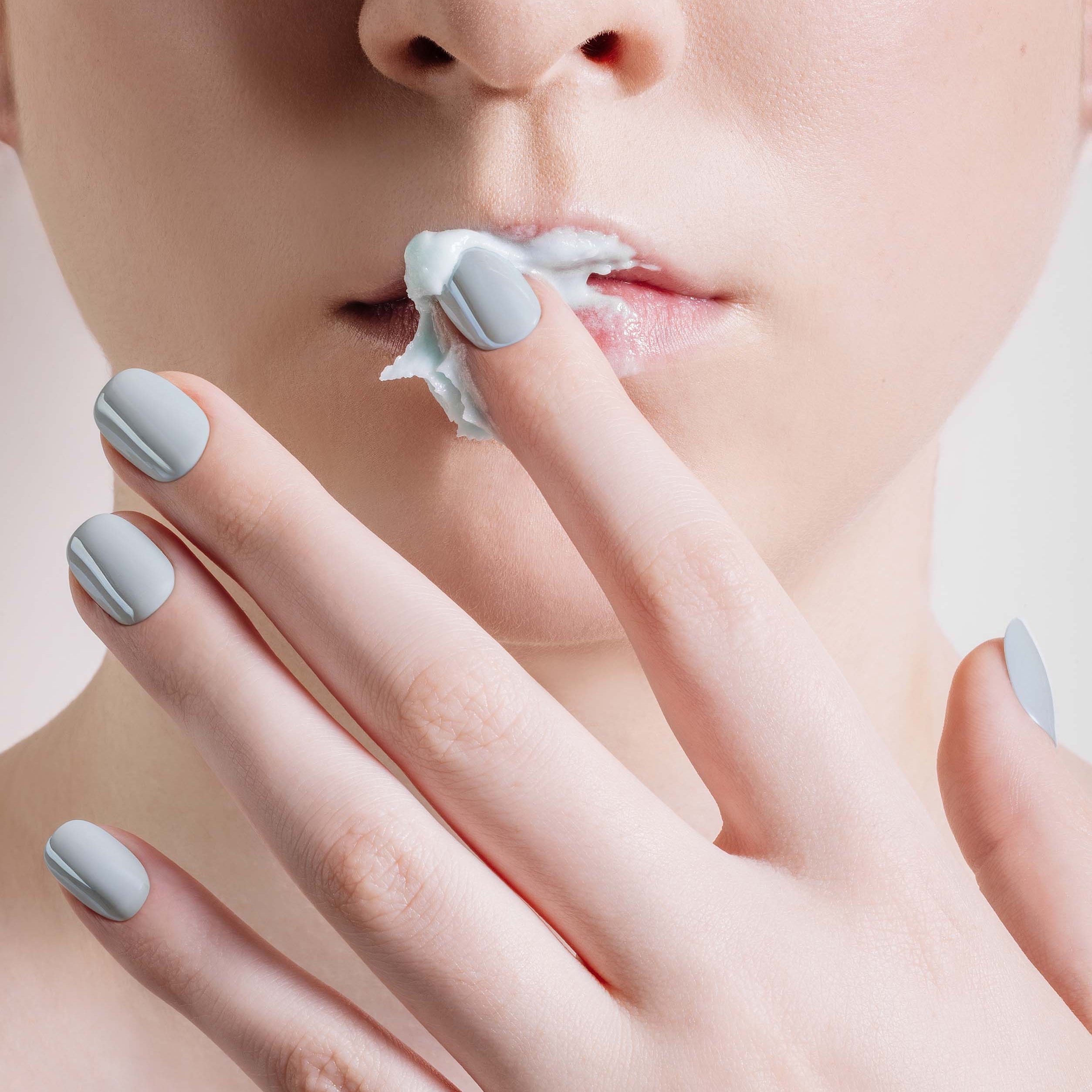 Light blue press-on nails 